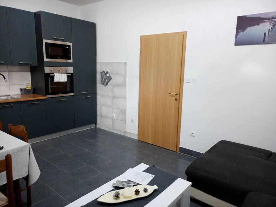 Obiteljski Stan Kastel Luksic Apartment Kastela Exterior photo